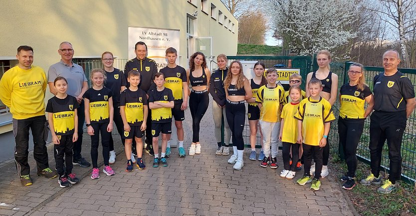 LV Altstadt 98 erhält neue, hochwertige Sportbekleidung (Foto: Gunnar Haase) LV Altstadt 98 erhält neue, hochwertige Sportbekleidung (Foto: Gunnar Haase)