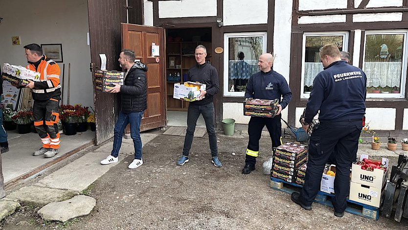 Entladen eines LKWs mit Hilfsg&uuml;tern f&uuml;r die Bad Langensalzaer Tafel (Foto: uhz)
