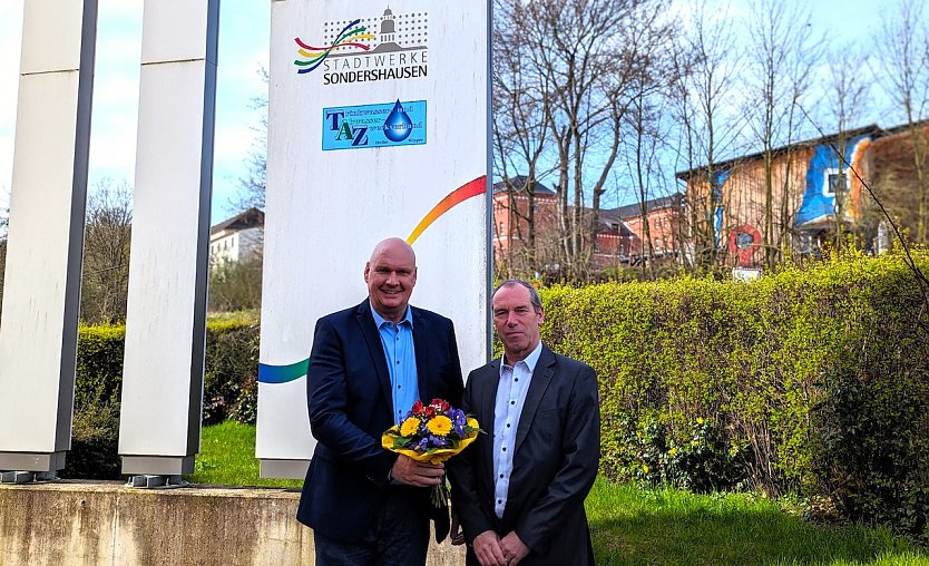 Steffen Grimm (links) gratuliert Hans-Peter Schwarzbach (rechts) zur Ernennung zum Werkleiter beim TAZ (Foto: Janine Skara)