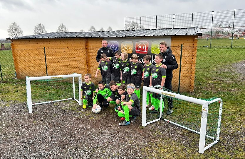 Malermeister Robin Franke, Inhaber�des gleichnamigen Nordh&auml;user Unternehmens, sponserte einen Satz Minitore f&uuml;r den Fu&szlig;ball-Nachwuch (Foto: TSG Krimderode)