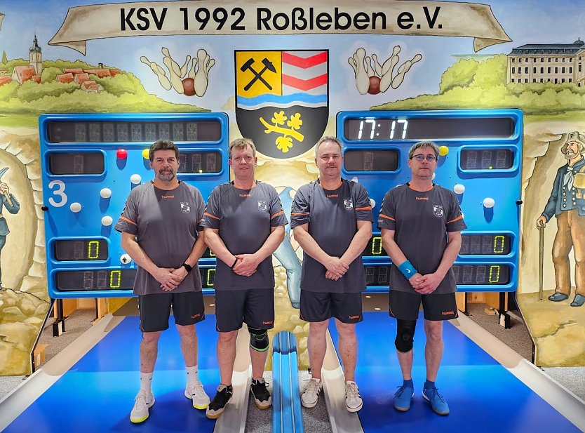  v.l.n.r. KD.Arnold, Thomas Gensch, Knu Herzau u. Ralf Schr&ouml;der nach dem Heimsieg gegen die SpG Ilmta (Foto: Knut Herzau)