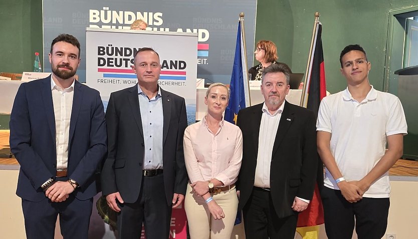 Eingerahmt von Vertretern der n&auml;chsten Generation die Kandidaten der ersten drei Listenpl&auml;tze: Uwe R&uuml;ckert, Steffi Br&ouml;nner, Oliver Franke (v.l.n.r.)  (Foto: B&uuml;ndnis Deutschland)