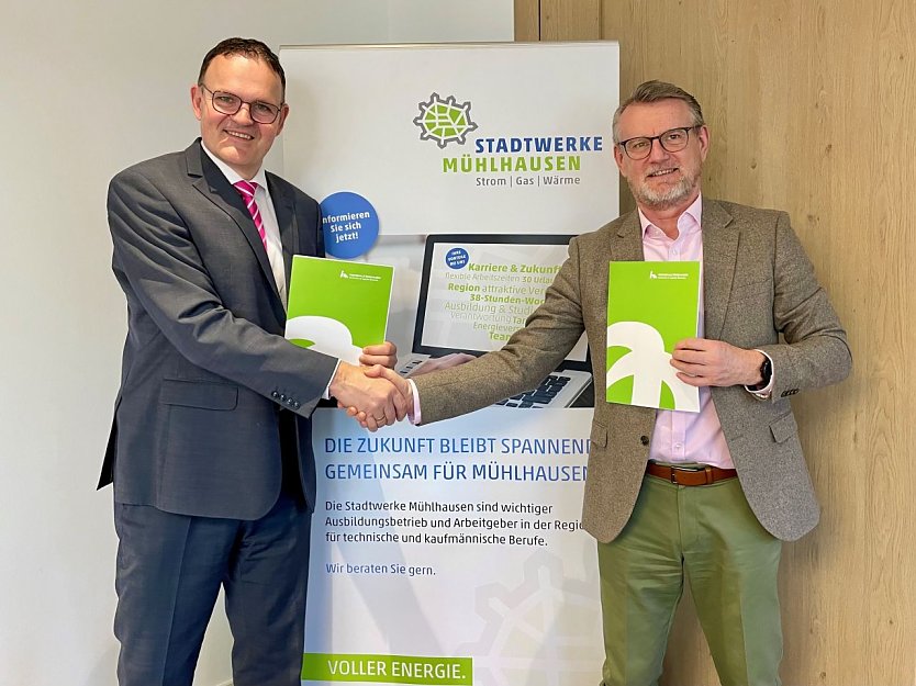 Prof. Dr. J&ouml;rg Wagner (links), Pr&auml;sident der Hochschule Nordhausen, und Henning Wei&szlig; (rechts), technischer Gesch&auml;ftsf&uuml;hrer der Stadtwerke M&uuml;hlhausen, besiegeln mit Handschlag die Kooperation zur F&ouml;rderung von MINT-Talenten durch ein duales Studienprogramm (Foto: Tina Bergknapp)