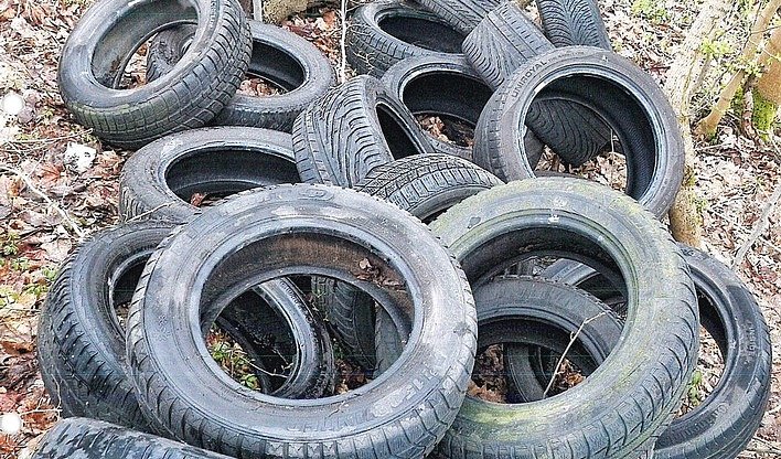 Entsorgte Reifen bei Helbed&uuml;ndorf (Foto: Landespolizeiinspektion Nordhausen)