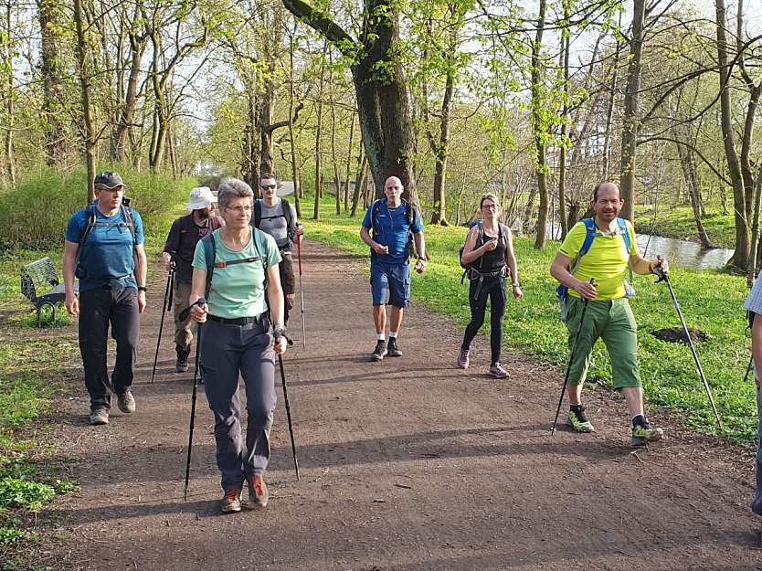 Die 100 km-Wanderer am Nachmittag des 6. April nach rund 24 Kilometern im Nordh&auml;user Stadtpark. (Foto: Bodo Schwarzberg)