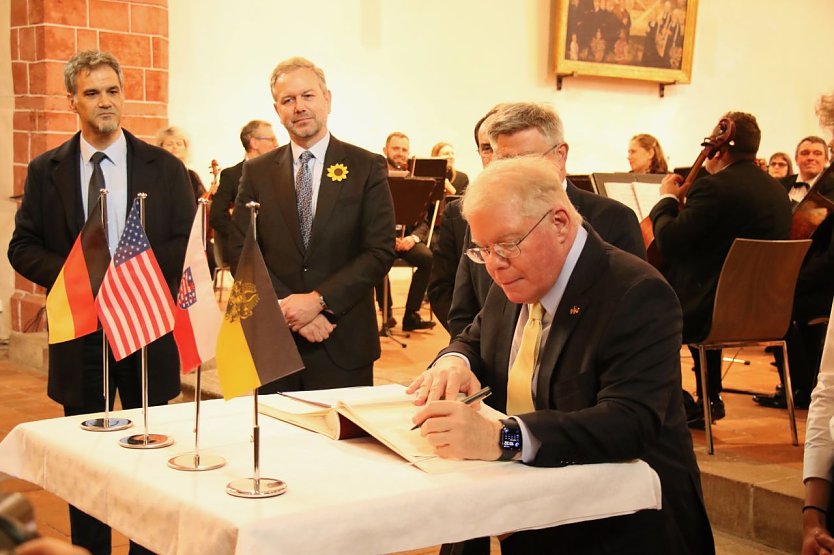 Der Charg&eacute; d'Affaires der amerikanischen Botschaft, Woodward Clark Price, konnte sich in das Ehrenbuch der Stadt Nordhausen eintragen (Foto: agl)