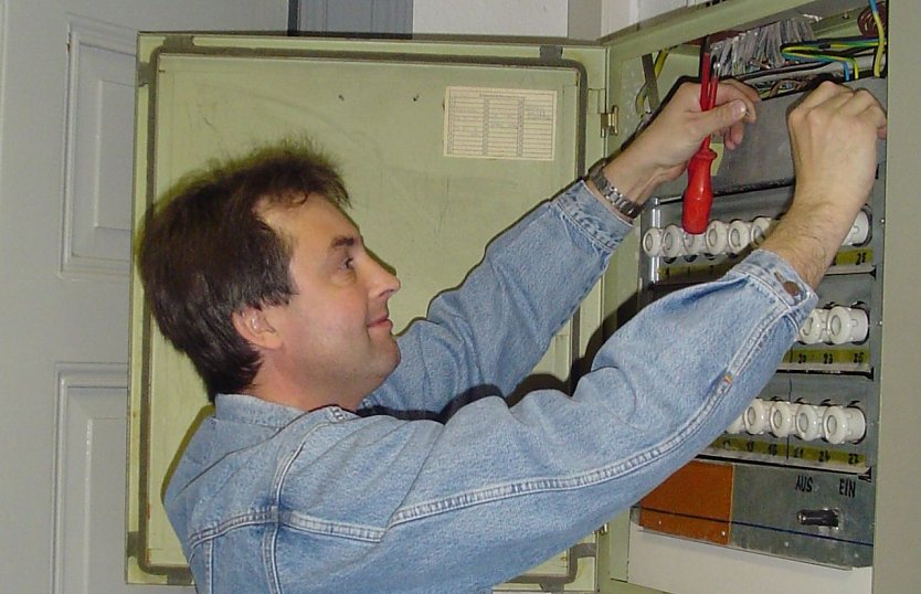 Torsten R&ouml;mer in etwas j&uuml;ngeren Jahren. Das Foto entstand bei Arbeiten in der damaligen Verkehrspolizeiinspektion in der Riemann-Stra&szlig;e (Foto: privat)