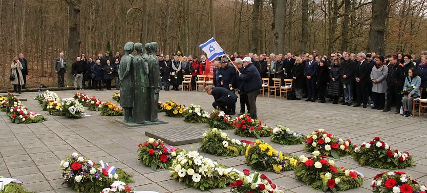 Gedenkveranstaltung vor dem ehemaligen Krematorium im April 2023 (Foto: agl)
