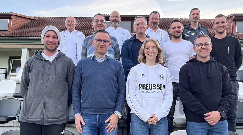 Alt und jung in trauter Eintracht üf den FSV Preußen: Der neue Vorstand im Gruppenbild (Foto: oas) Alt und jung in trauter Eintracht üf den FSV Preußen: Der neue Vorstand im Gruppenbild (Foto: oas)