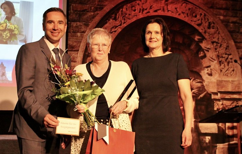 Heidi Meister (Mitte), Vorsitzende des Verbandes f&uuml;r Behinderte des Kyffh&auml;userkreises und Beauftragte f&uuml;r Menschen mit Behinderung im Landkreis, erh&auml;lt Ehrenpreis f&uuml;r ihr Lebenswerk, Ren&egrave; Leipnitz (Kyffh&auml;usersparkasse) li; Landr&auml;tin des Kyffh&auml;userkreises Antje Hochwind-Schneider (re.) (Foto: Eva Maria Wiegand)