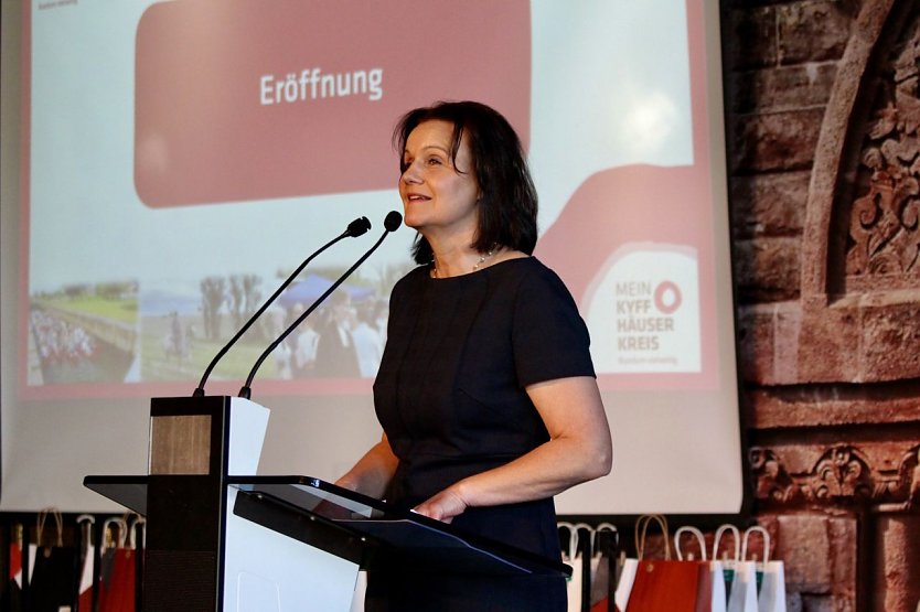 Landrätin Antje Hochwind-Schneider eröffnete die 6. Ehrenamtsgala auf dem Burghof am Kyffhäuser (Foto: Eva Maria Wiegand)
