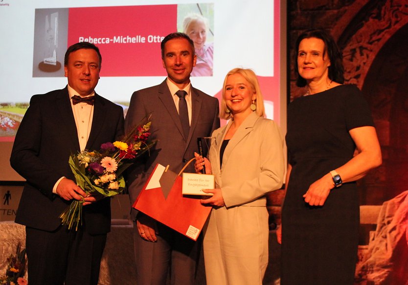 Rebecca-Michelle Otte (2.v.re) erhält den Ehrenamtspreis für ihre Arbeit in Verein "Kickstarterraudis Großenehrich" (Foto: Eva Maria Wiegand)
