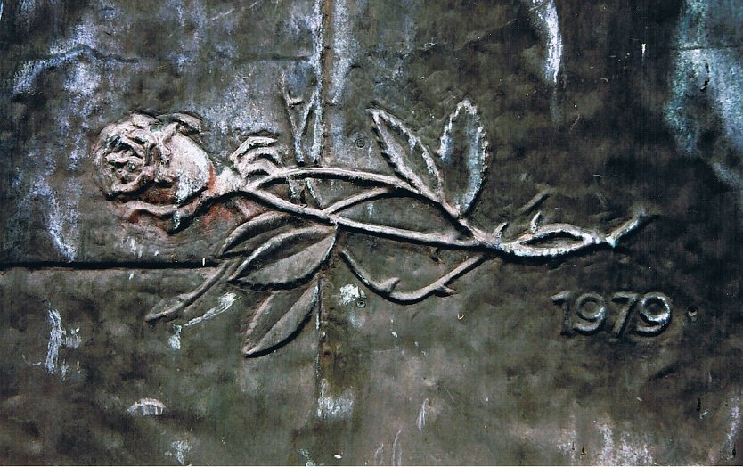 Scharr setzte ans Ende des H&auml;ftlingszuges eine liegende Rose und das Datum 1979 (Foto: H.Kneffel)