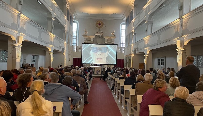 Nico Wieditz in der Heringer Kirche (Foto: Maik Schr&ouml;ter)