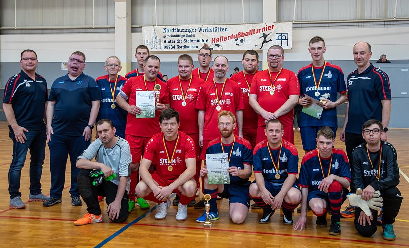 1. und 2. Mannschaft der Nordth&uuml;ringer Werkst&auml;tten mit ihren Trainern (Foto: Nordth&uuml;ringer Lebenshilfe)