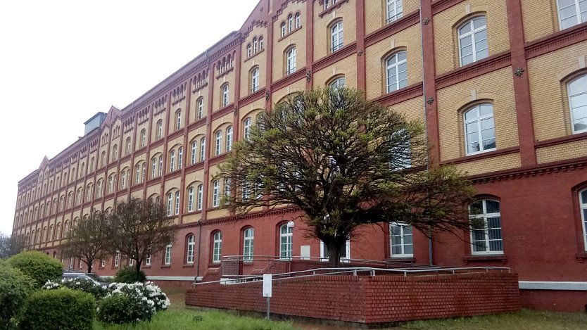 Dieses Geb&auml;ude in der Gerhart-Hauptmann-Stra&szlig;e soll in eine Seniorenwohnanlage umfunktioniert werden. Nach dem Aus einer Erstaufnahme-Einrichtung f&uuml;r Fl&uuml;chtlinge hatte man nicht mehr mit der Verwirklichung der urspr&uuml;nglichen Idee gerechnet. 70 bis 80 R&auml;umlichkeiten k&ouml;nnten es f&uuml;r Senioren werden. (Foto: Kurt Frank)