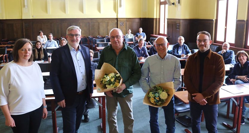 Nach 30 Jahren Arbeit verabschieden sich Norbert Klodt und Andreas Weigel aus dem Jugendhilfeausschuss des Landkreises (Foto: Pressestelle Landratsamt)
