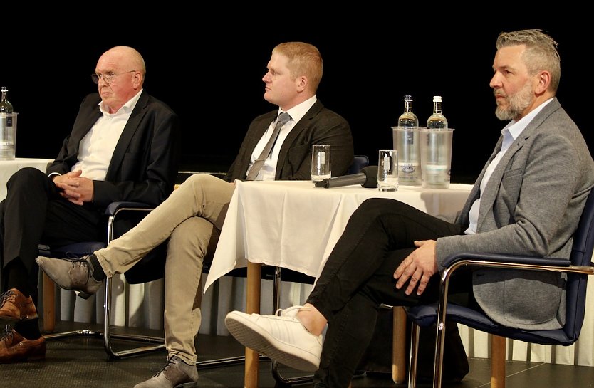 Podiumsdiskussion mit den Kandidaten der Landratswahl 2024 im KKZ in Bad Langensalza, v.li.n.re. Hans Joachim Roth (CDU); Christopher Dr&ouml;&szlig;ler (AfD); Thomas Ahke (Freie W&auml;hlergemeinschaft) (Foto: Eva Maria Wiegand)