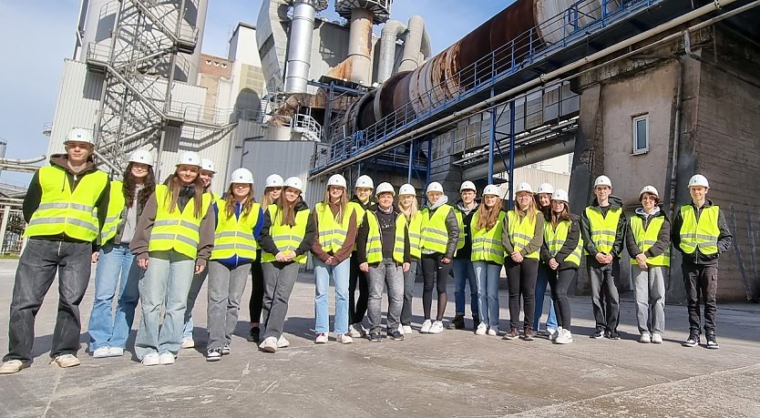 Gymnasiasten im Zementwerk Deuna (Foto: Nadine B&ouml;hlitz)