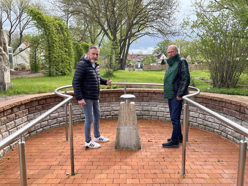 Matthias Reinz und Ingo G&uuml;nther testen das Kneipp-Becken. Noch ohne Wasser. (Foto: oas)