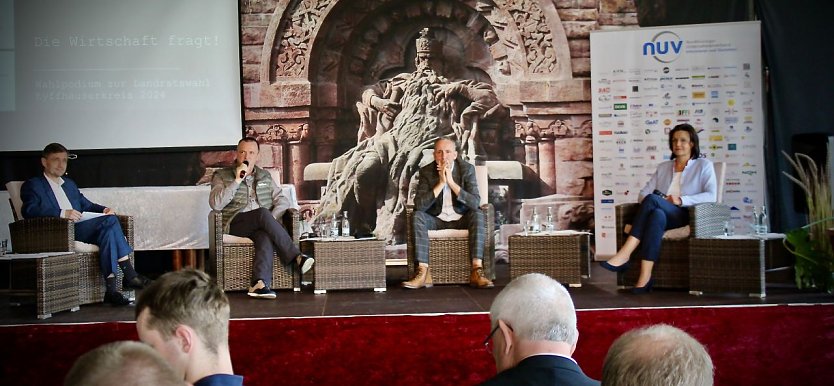 Podiumsdiskussion auf den Burghof am Kyffh&auml;user: v.re.n.li. Landr&auml;tin Antje Hochwind-Schneider (SPD); Andreas Hartung-Schettler (AfD); Sven Oesterheld (parteilos-tritt f&uuml;r die CDU an); Moderator Eric Marr (Foto: Eva Maria Wiegand)