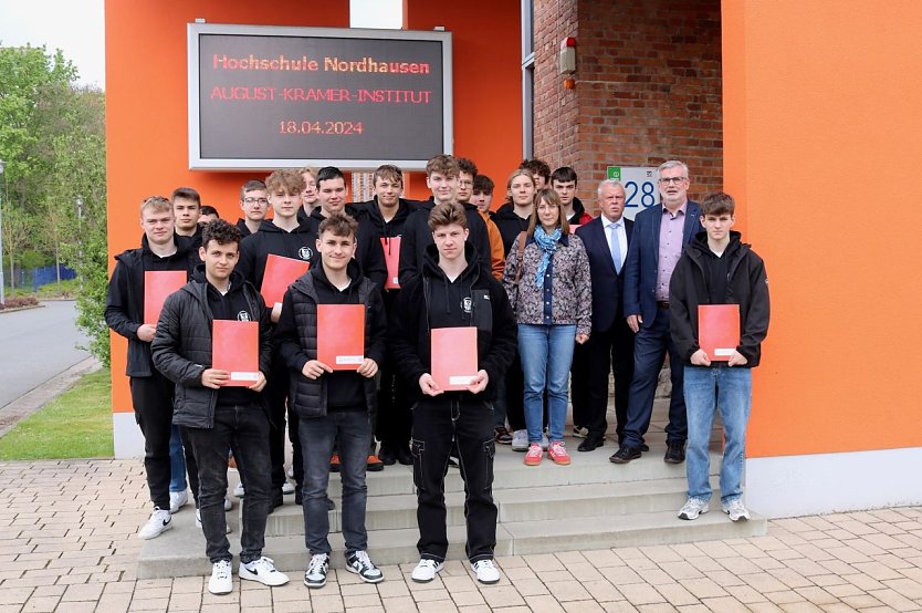 Zertifikats&uuml;bergabe an die Azubis aus dem Partnerlandkreis Gostyń (Foto: Pressestelle Landratsamt)