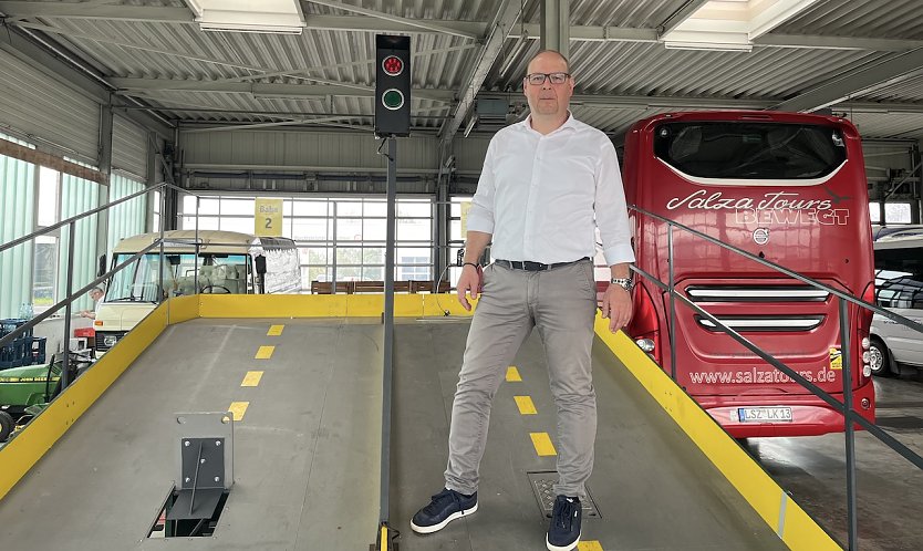 Eine Startrampe mit Ampel und elektronischer Zeitmessung bietet professionelle Bedingungen. Noch steht sie in der Lagerhalle der K&ouml;nigs. (Foto: oas)