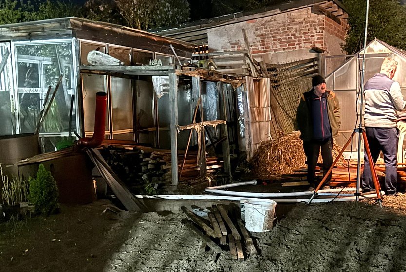 Fassungslose Anwohner nach dem dritten Brandanschlag (Foto: Silvio Dietzel)