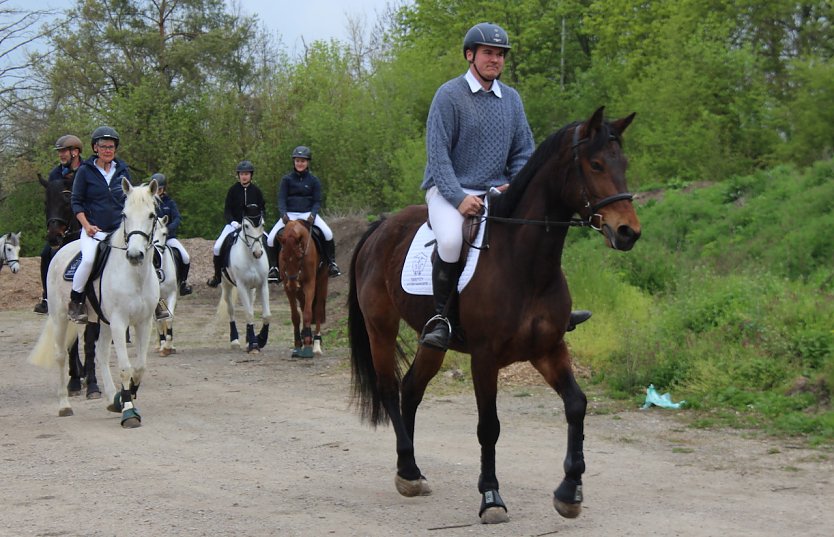 Novalisritt:Reiterinnen und Reiter, vom Gest&uuml;t an der Hainleite (Niederb&ouml;sa) starten in den fr&uuml;hen Morgenstunde von Bad Tennstedt aus nach Gr&uuml;ningen (2023) (Foto: Eva Maria Wiegand)