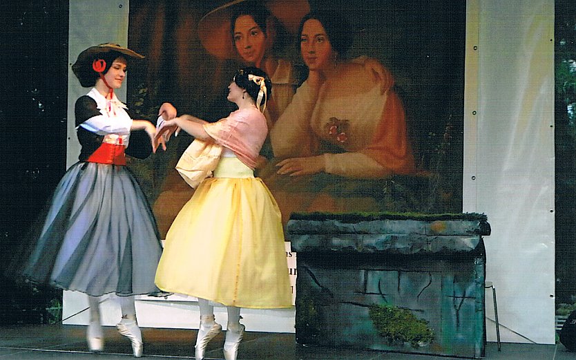 Getanztes Bild zweier junger Frauen des Tanzstudio Radeva vor einer Gemäldereproduktion der Caroline Bardua, zwei Töchter des Oberamtmannes Rabe darstellend (Foto: H.Kneffel)