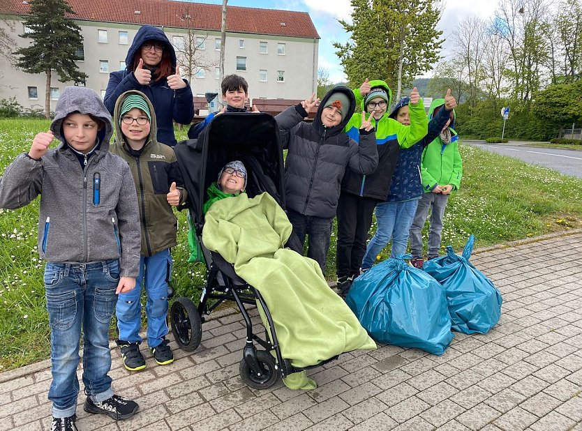 Die 3. Klasse des Förderzentrums in Sondershausen befreite im Stadtteil Bebra die Gehwege und Büsche von Müll (Foto: Janine Skara)