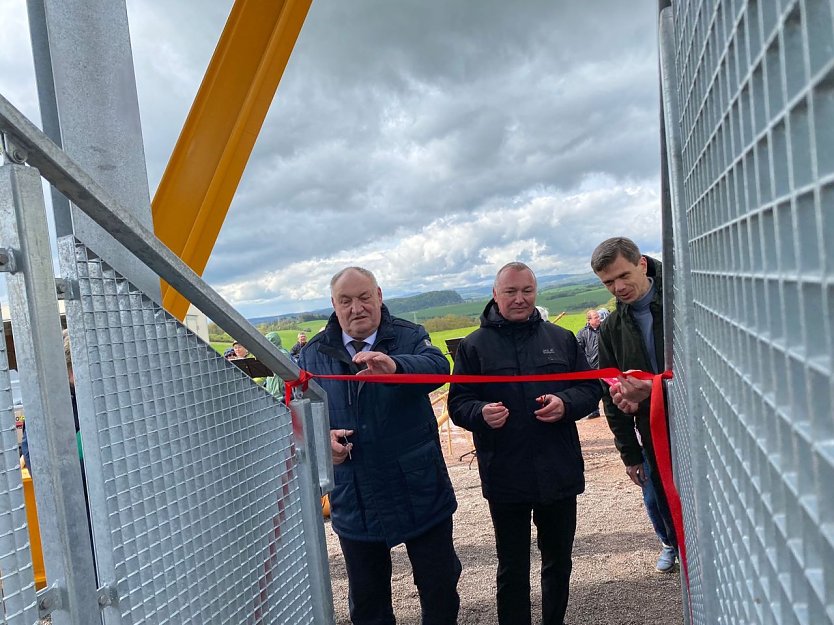Einig und mit viel Lob f&uuml;r alle Beteiligten wurde der Turm heute gemeinsam durch den Landschaftspflegeverband, die Stadtverwaltung und den Kreis seiner Bestimmung &uuml;bergeben (Foto: Sandra Witzel)