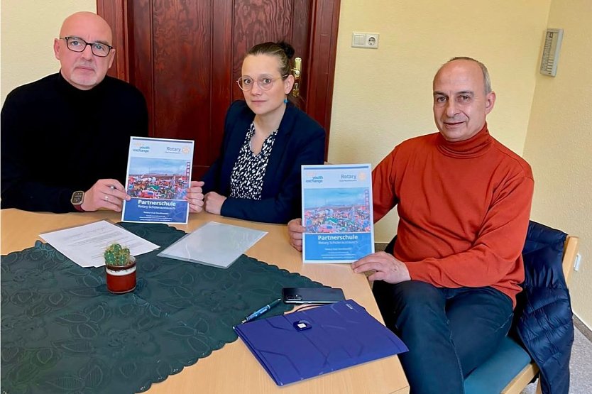 v.l.: Schulleiter Andreas Trump, Claudia Reich und Gunnar Haase (Foto: Rotary Club Nordhausen)