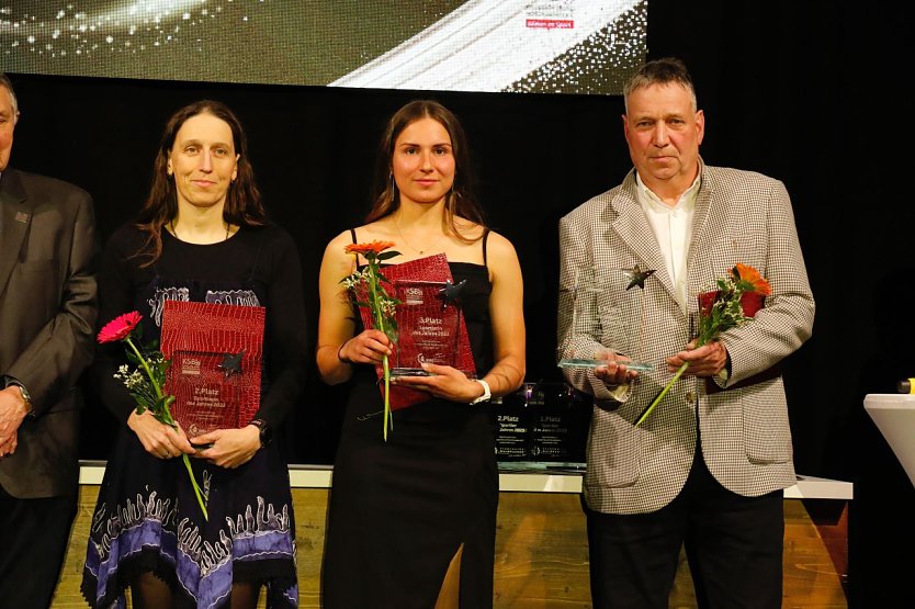 Katja Konschak und Franziska Martens nahmen ihre Auszeichnungen als Sportlerinnen des Jahres in der Wiedigsburg entgegen, Chantal "Chanti" Rimke musste sich von ihrem einstigen Trainer vertreten lassen (Foto: agl)