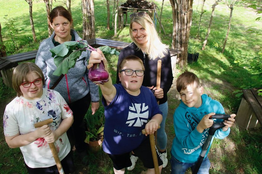 Der schmucke Kohlrabi ist noch ein Anschauungsobjekt, damit sp&auml;ter die Ernte solcher Prachtexemplare gelingt, leiten G&auml;rtnerin Judith Srocke (links) und Lehrerin Kerstin Zimmer das Projekt an (Foto: agl)