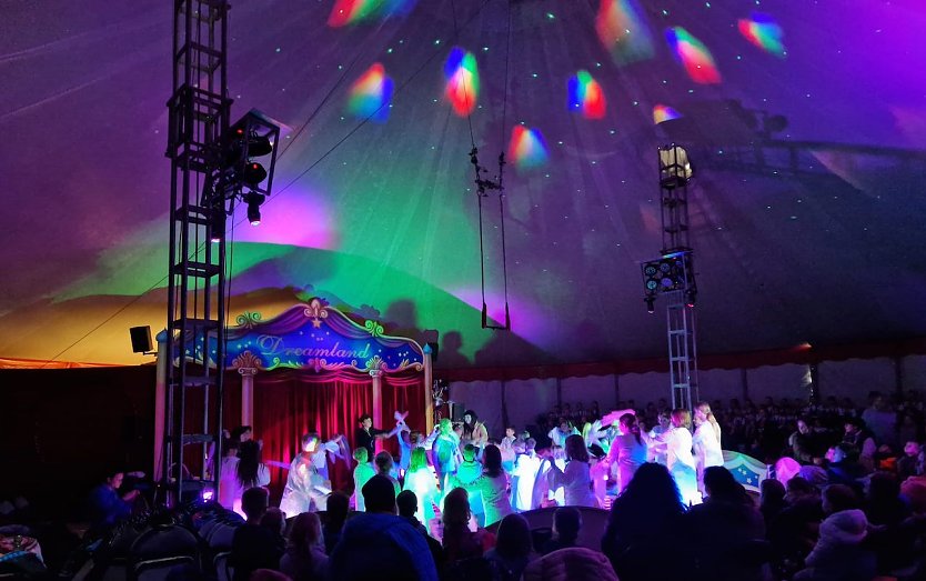 Tüchertanz im Zirkuszelt mit dem Projektzirkus Andre Sperlich Dreamland (Foto: Katrin Milde) Tüchertanz im Zirkuszelt mit dem Projektzirkus Andre Sperlich Dreamland (Foto: Katrin Milde)