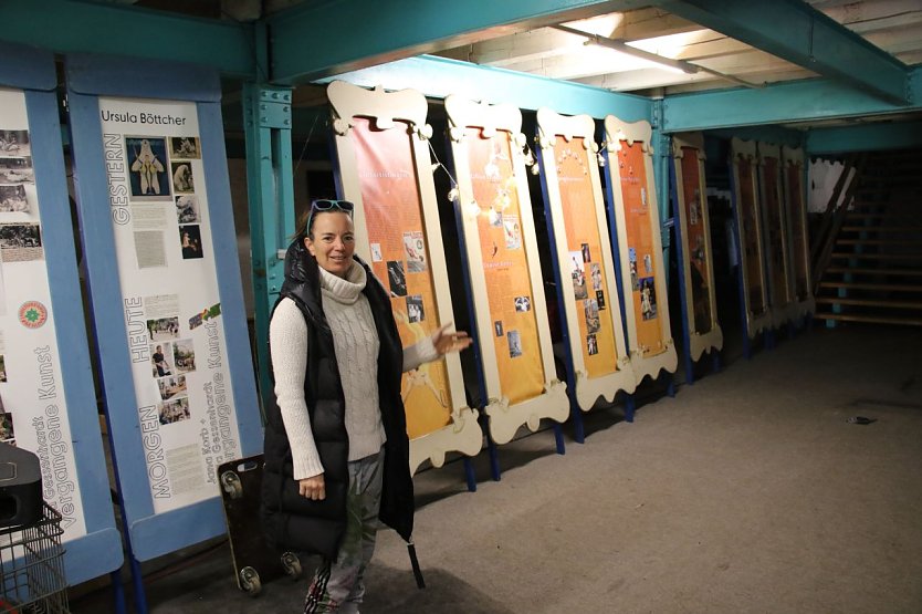 Luftartistin Jana Korb f&uuml;hrt durch die alte M&uuml;hlenhalle, die bereits f&uuml;r diverse Zwecke von den K&uuml;nstlern genutzt wird (Foto: agl)