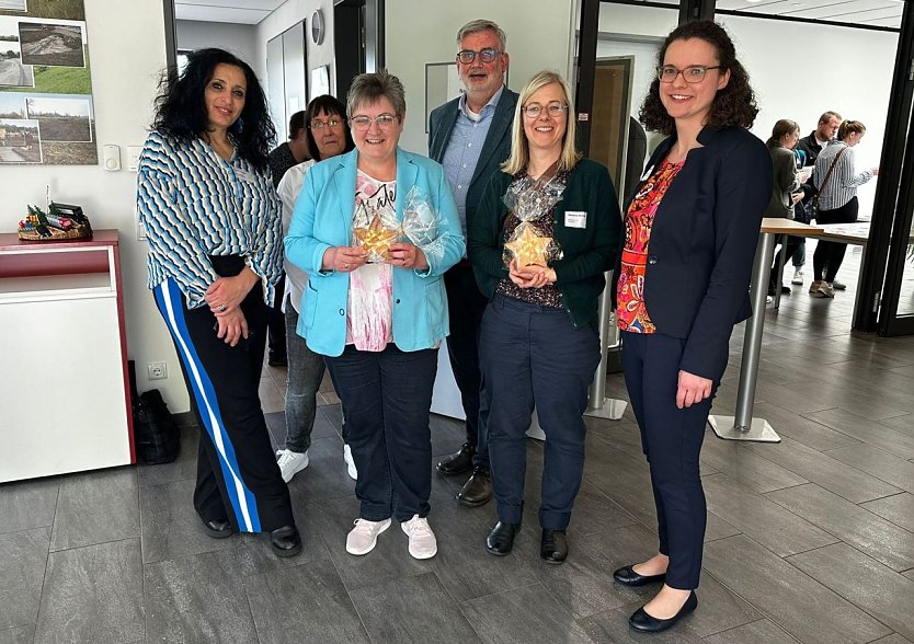 Vivian Grabe, Petra Dienemann, Ina Schm&uuml;cking, Stefan N&uuml;&szlig;le, Dr. Stefanie Hammer (TMASGFF), Barbara Wolf. (Foto: Pressestelle Landratsamt)
