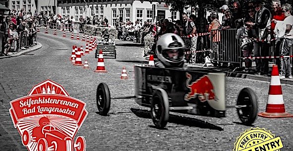 "Die tollk&uuml;hnen Kinder in ihren fliegenden Kisten" rauschen am Sonntag die M&uuml;hlh&auml;user Stra&szlig;e herunter  (Foto: M.K&ouml;nig)