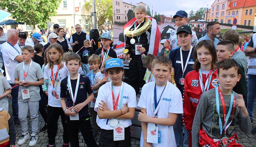 Diese tollk&uuml;hnen Wagenlenker st&uuml;rzten sich heute den Berg herunter (Foto: Eva Maria Wiegand)