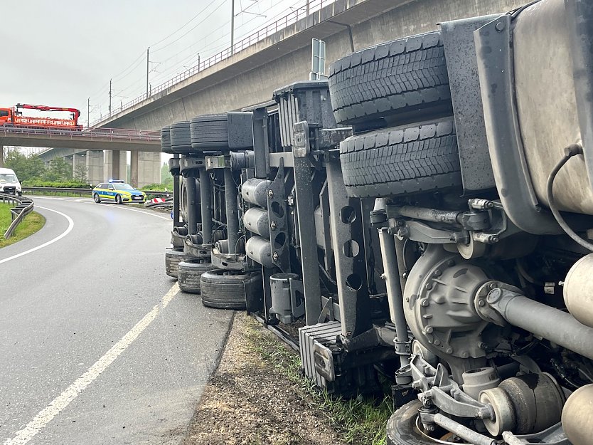Umgekippter LKW auf der A 71 (Foto: Landespolizei)
