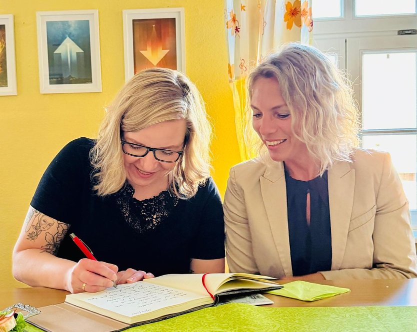 Die Landtagsabgeordnete Katja Mitteldorf und Ministerin Susanna Karawanksij (Foto: Evangelischer Kirchenkreis S&uuml;dharz)