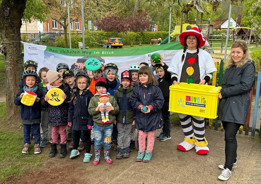 &Uuml;bergabe der move it - Box in Ilfeld (Foto: A.M&uuml;ller)