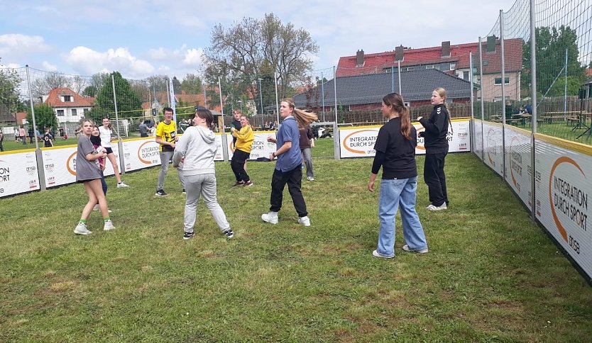 Ein multifunktionales Fitnessger&auml;t und eine Tekkballplatte bereichern jetzt das Angebot in Schlotheim (Foto: M.Fromm)