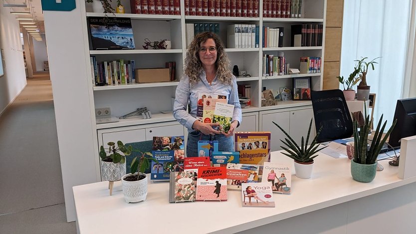 Elisabeth Krafcick, Mitarbeiterin der Stadtbibliothek "Rudolf Hagelstange" in Nordhausen, freut sich &uuml;ber die Spende des SingLiesel Verlags.  (Foto: Stadtbibliothek "Rudolf Hagelstange" )