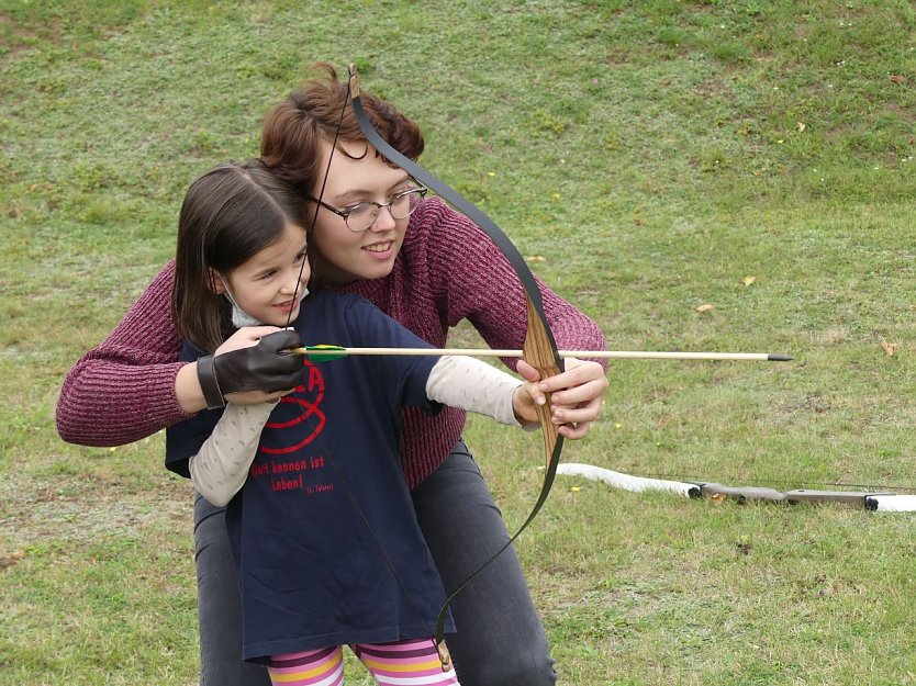 F&uuml;r die j&uuml;ngeren Besucher wird zum Kreiskirchentag viel geboten, hier zeigt Marie Wand wie man mit dem Bogen umgeht (Foto: Evangelischer Kirchenkreis S&uuml;dharz)