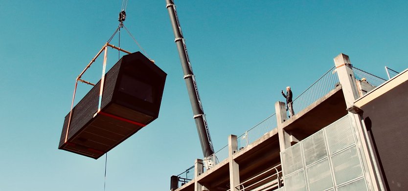 Am Bahnhofsplatz kamen heute kleine H&auml;user geflogen (Foto: agl)