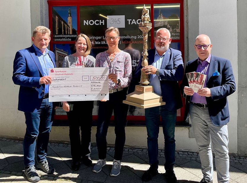 Spenden&uuml;bergabe an der Tourist Information (Foto: Cindy Michael)