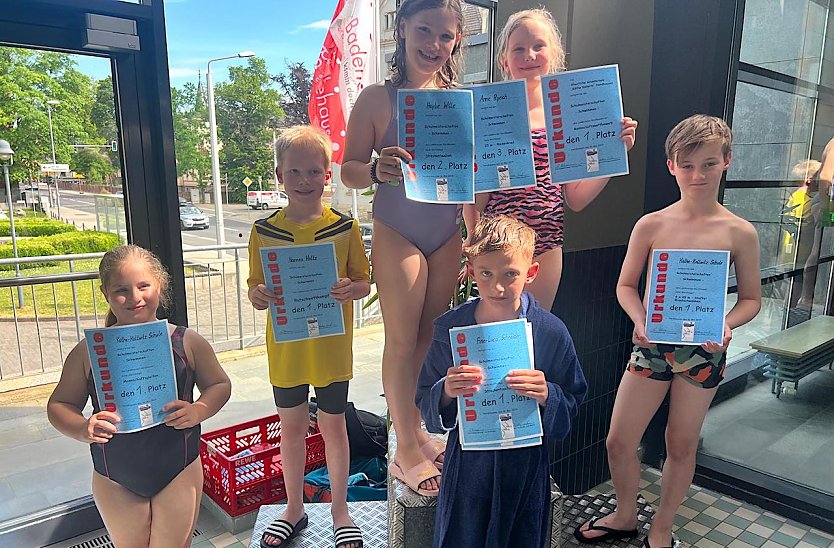 Gl&uuml;ckliche Gewinner zeigen stolz ihre Urkunden (Foto: S.Roscher)