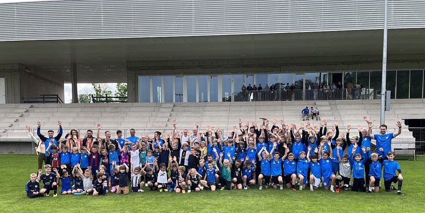 Die neuen Nutzer vor ihrem neuen "Wohnzimmer" (Foto: oas)